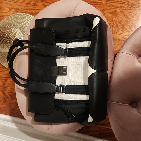 A purse - Picture 1 of 5